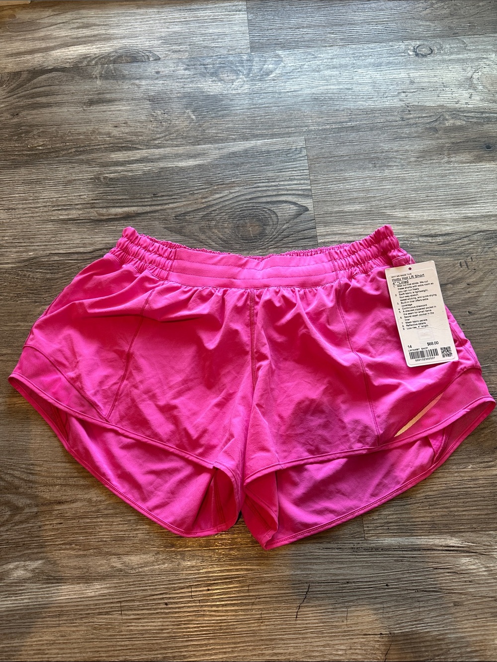 NEW with tags! Lululemon Hotty Hot Low Rise Short 4" Sonic Pink sz 14